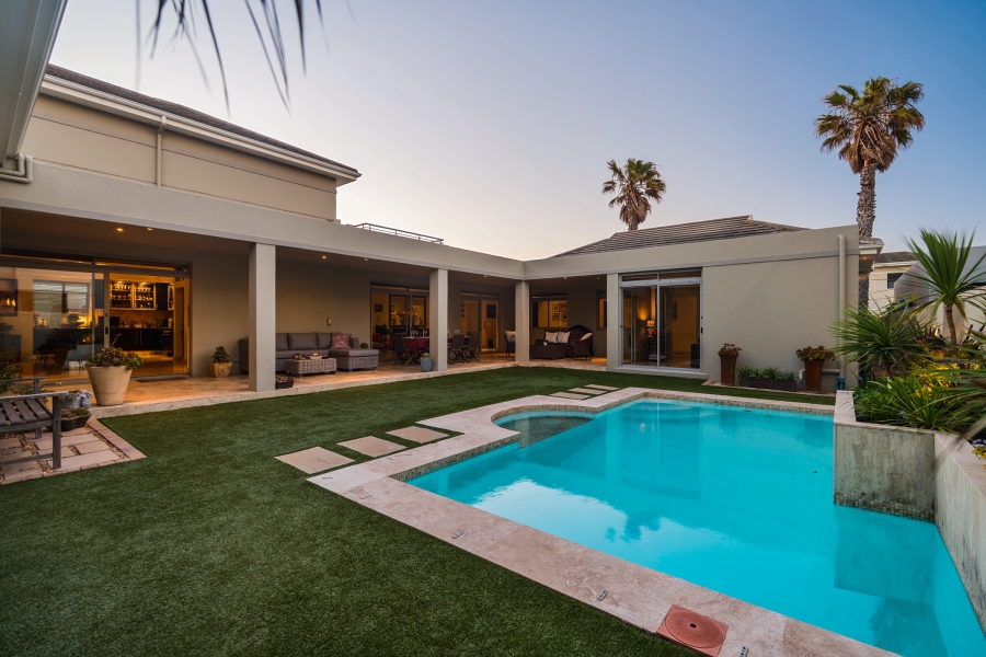 5 Bedroom Property for Sale in Sunset Links Western Cape